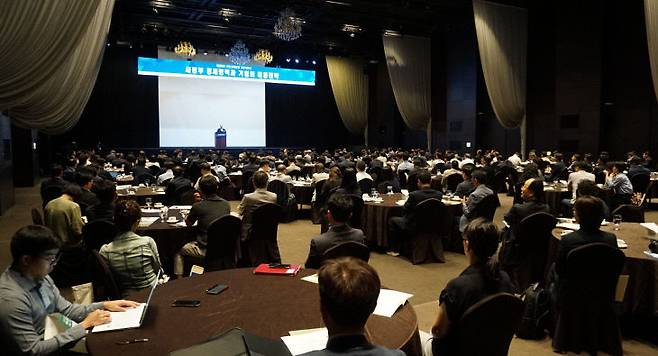 대전상공회의소는 12일 오전 대전 유성 호텔ICC에서 '제250차 대전경제포럼 조찬세미나'를 개최했다. 정태희 대전상의 회장이 인사말을 하고 있다. /김흥수 기자