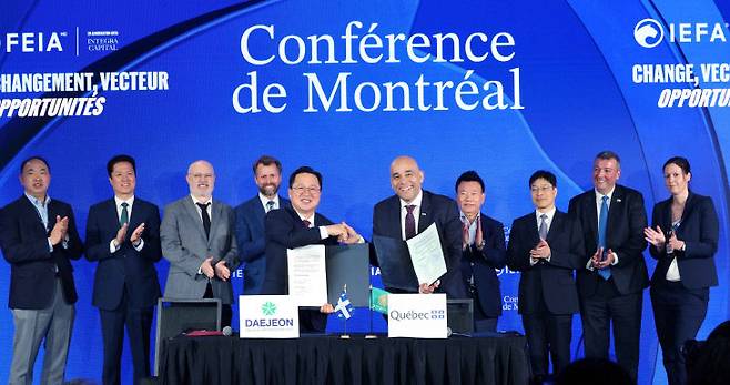 대전시와 캐나다 퀘벡주는 11일(현지시각) 연구혁신 분야 협력에 관한 양해각서(MOU)를 체결했다. 이번 협약은 북미 지역 최고 수준의 국제 정책포럼인 '몬트리올 컨퍼런스(Conference of Montreal)'에서 이 시장과 크리스토퍼 스키트 퀘벡주 경제장관이 직접 서명하며 체결됐다.사진제공은 대전시