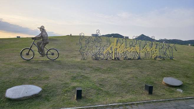 노무현 전 대통령이 그린 국가균형발전의 꿈. 이의 선도도시로 조성 중인 세종특별자치시. 사진은 호수공원 바람의 언덕에 조성된 노무현 상징 조형물 모습. 사진=이희택 기자.