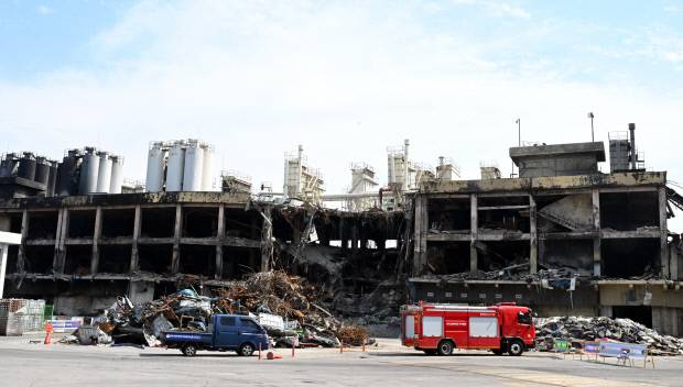 지난달 17일 발생한 대형 화재로 외부인의 접근을 차단하고 있는 광주시 광산구 금호타이어 광주공장. 화재 발생 한달째가 돼 가는 12일 공장이 폐허로 방치돼 있다.  /나명주 기자 mjna@kwangju.co.kr