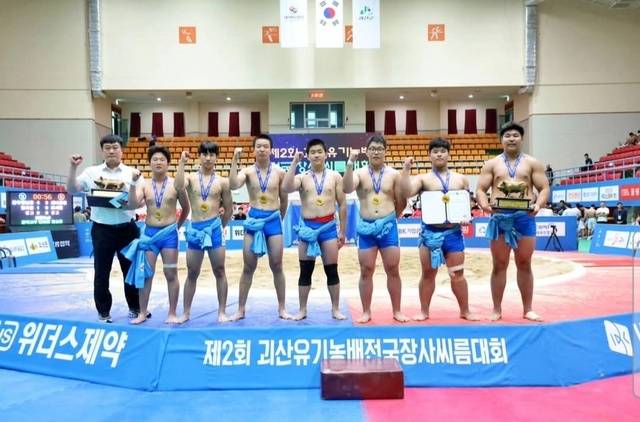 전주 풍남중학교 씨름부가 제2회 괴산유기농배전국장사씨름대회서 중등부 단체전 우승 트로피를 들어올렸다./전북씨름협회 제공