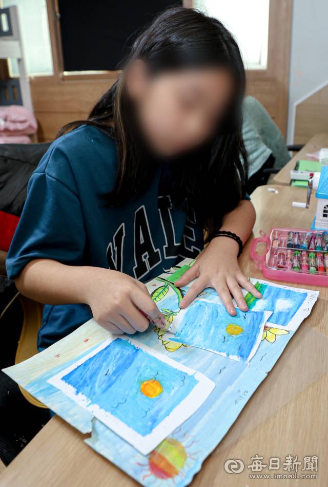 10일 대구의 한 가정집에서 은혜(11·가명)양이 그림을 그리고 있다. 안성완 기자 asw0727@imaeil.com