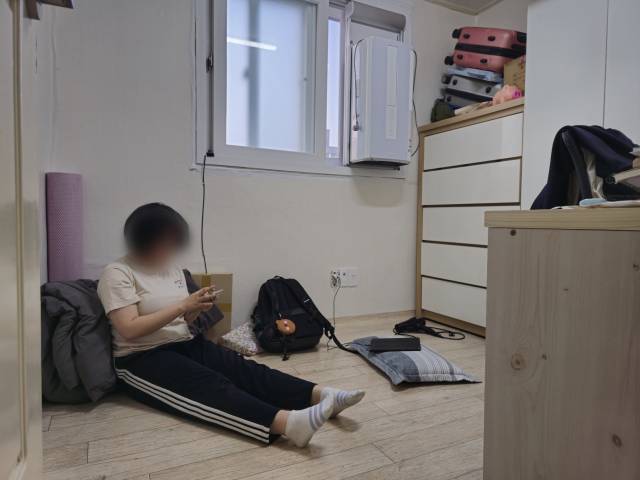 지난 4월 23일 대구 동구의 한 빌라. 은현(18·가명) 양이 침대나 책상이 없는 방에 앉아 휴대전화를 들여다보고 있다. 김지효 기자