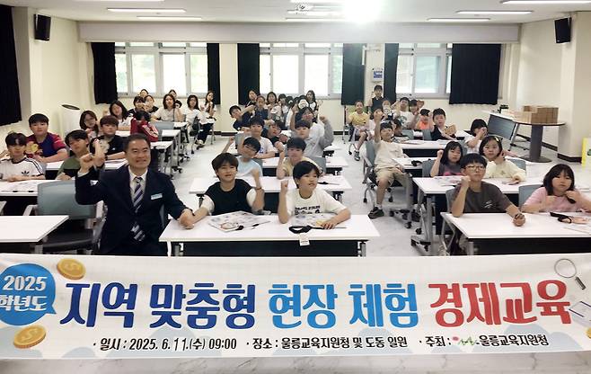 이동신 교육장과 함께 지역 맞춤형 현장 체험 경제교육 파이팅을 외치고 있다. /교육지원청