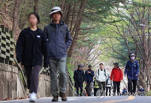 걷는 시민들. /연합뉴스