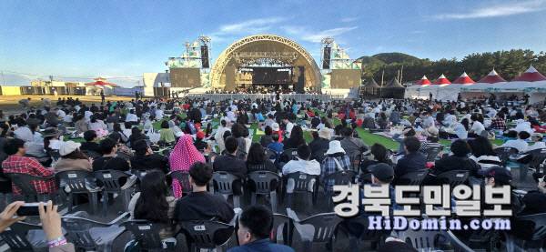 지난해 '2024 칠포재즈페스티벌'이 29일 오후 포항 북구 칠포해수욕장 상설공연장에서 열린 가운데 야마자키 루트 14 밴드의 무대 공연으로 시민들의 흥을 돋우고 있다. 사진=경북일보 제공