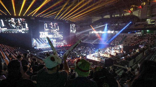 리그 오브 레전드(LoL) 월드 챔피언십 8강전이 열린 지난 2023년 11월 2일 부산 동래구 사직실내체육관에 관람객들이 선수들을 응원하고 있다. 부산일보DB