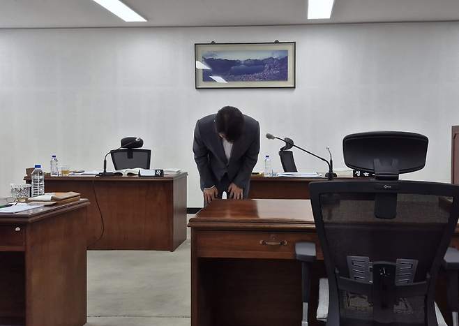 대구 남구의회 정재목 부의장이 9일 오전 11시20분 남구의회 소회의실에서 음주운전 방조 혐의 논란 관련 물의를 일으켜 구민께 죄송하다며 고개를 숙이고 있다. 조윤화 기자