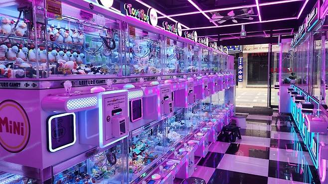 최근 대구 동성로와 대학가 등 젊은 상권을 중심으로 인형뽑기방이 빠르게 늘고 있다. 특히 가방고리용 인형을 뽑는 미니뽑기 기계가 출시돼 큰 인기를 끌고 있다. 방정원 인턴