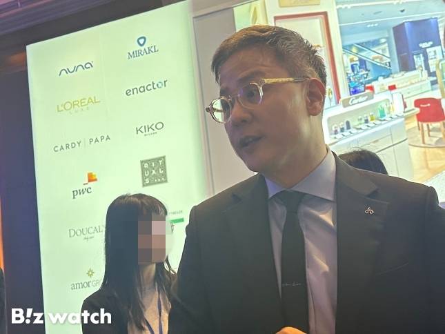 김승환 아모레퍼시픽 대표가 12일 오전 서울 중구 롯데호텔 서울에서 열린 세계 최대 백화점 미래 전략 포럼 ‘WDSS 2025’에서 기자들의 질문에 답하고 있다. / 사진=정혜인 기자 hij@