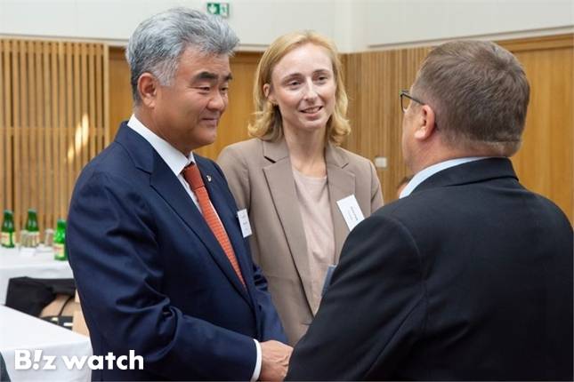 체코 트레비치 지역협의체 대표와 인사 나누는 대우건설 정원주 회장/사진=대우건설