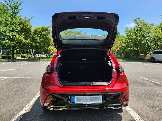 푸조 308 스마트 하이브리드 테일게이트. (사진=이데일리 이다원 기자)