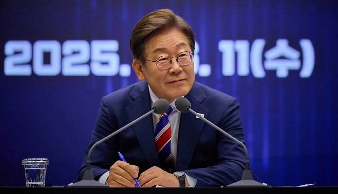 이재명 대통령이 지난 11일 서울 영등포구 한국거래소에서 열린 주식시장 불공정거래 근절을 위한 현장 간담회에서 참석자의 질문을 경청하고 있다.(사진=뉴시스)