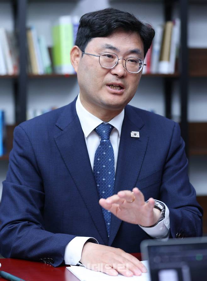 [이데일리 노진환 기자] 이정문 더불어민주당 의원이 10일 서울 여의도 국회 의원회관에서 이데일리와 인터뷰를 하고 있다.