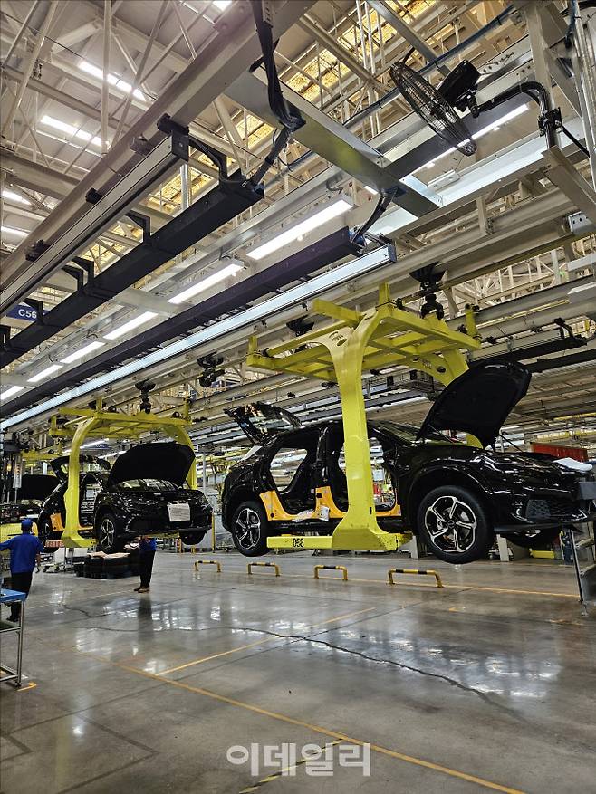중국 산둥성 지난시에 위치한 BYD 공장에거 직원들이 차 조립 작업을 하고 있다. (사진=이데일리 이명철 특파원)