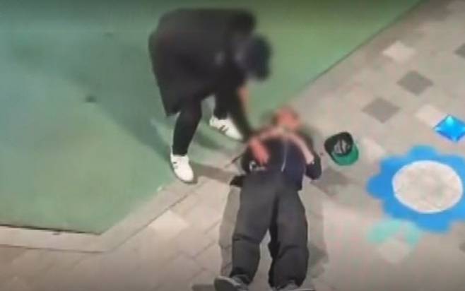 수년간 거동이 불편한 베트남전 참전용사를 폭행하고 금품을 빼앗은 40대 남성의 범행 장면. (사진=채널A 캡처)