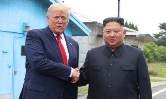 도널드 트럼프 미국 대통령(왼쪽)이 집권 1기시절인 2019년 6월 판문점에서 김정은 북한 국무위원장과 만나 악수하고 있다.(사진=연합뉴스)