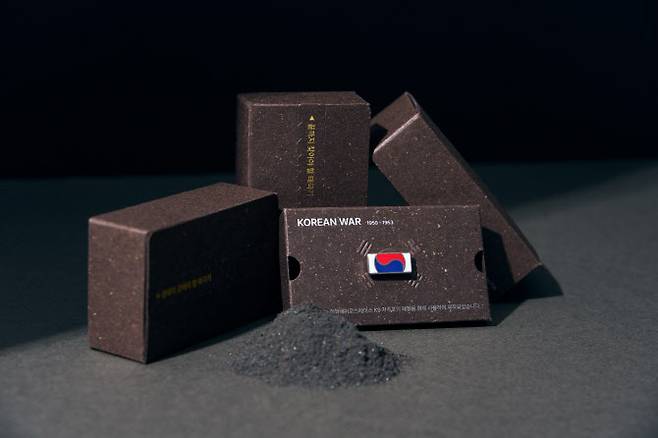 K9 자주포’의 제작에 쓰인 철을 활용해 제작한 ‘태극기 배지’. 사진=한화이글스