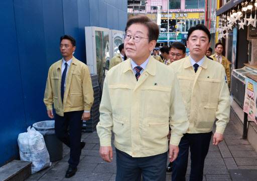 이재명 대통령이 12일 서울 용산구 이태원 참사 현장 ‘10·29 기억과 안전의 길’을 둘러보고 있다. (사진=연합뉴스)
