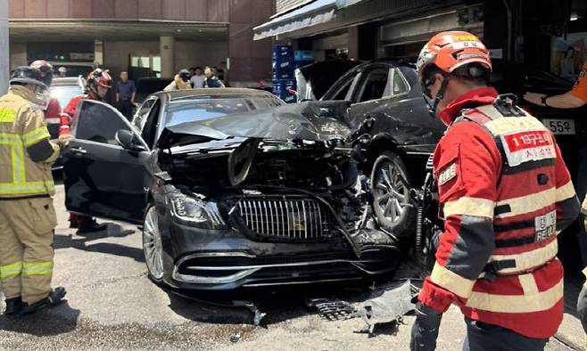 12일 서울 강남구 논현동 한 식당 앞에서 80대 여성이 몰던 승용차가 돌진해 1명이 중상을 입고 3명이 경상을 입었다. (사진=강남소방서 제공)