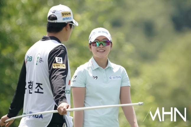 유현조가 12일 열린 DB그룹 한국여자오픈 1라운드에서 캐디와 대화를 나누고 있다.