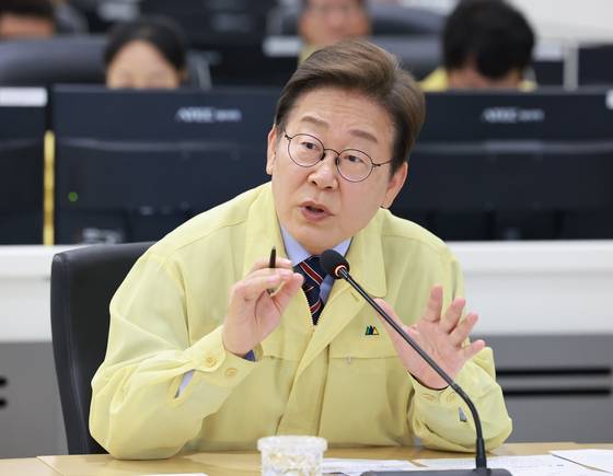 이재명 대통령이 12일 서울 서초구 한강홍수통제소에서 수해(장마) 대비 현장 점검 회의를 주재하고 있다. 〈사진=연합뉴스〉