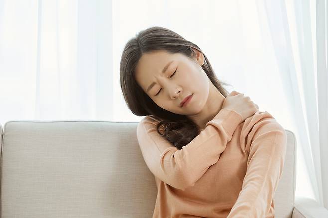 어깨가 쑤시고 아프고, 팔다리가 저리고, 온몸에 힘이 없는 증상을 겪는 중년 여성이 적지 않다. 비교적 흔한 이런 증상이 3개월 이상 지속되자 병원을 찾은 50세 여성이 뜻밖에 갑상선암과 부갑상선 선종 진단을 받았다. 사진은 기사와 관계 없음.[사진=클립아트코리아]