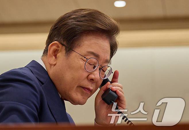 이재명 대통령이 11일 서울 용산구 대통령실 청사 집무실에서 페트르 피알라 체코 총리와 전화 통화를 하고 있다. (대통령실 제공. 재판매 및 DB 금지) 2025.6.11/뉴스1 ⓒ News1 박지혜 기자