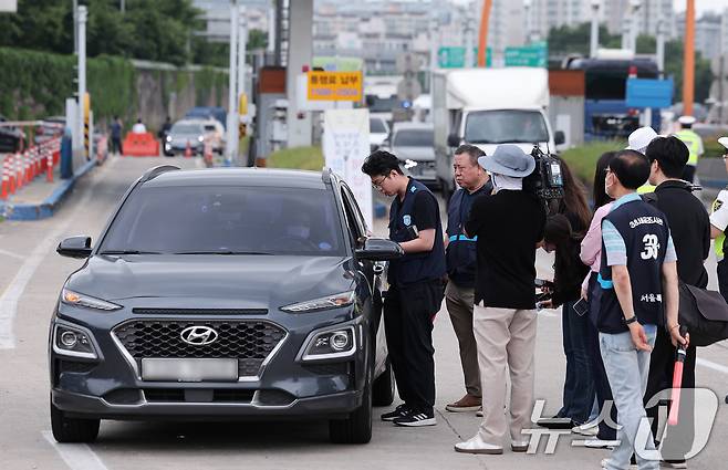 서울시와 자치구, 경찰청 및 한국도로공사 등 관계자들이 10일 경기 구리시 구리·남양주 톨게이트에서 체납 및 과태료 체납차량 합동 단속을 하고 있다. 2025.6.10/뉴스1 ⓒ News1 김성진 기자