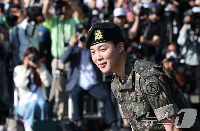 방탄소년단(BTS)의 지민이 11일 오전 경기도 연천군 연천공설운동장에서 군복무를 마친 뒤 전역 인사를 전하고 있다. 2025.6.11/뉴스1 ⓒ News1 권현진 기자