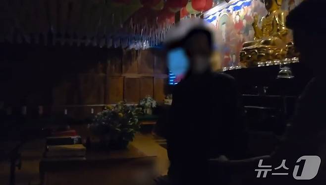 지난 3일 밤 김해의 한 사찰에서 불전함의 현금을 훔치던 A 씨가 잠복 중이던 경찰에 현행범 체포되고 있다.(김해중부경찰서 제공. 재판매 및 DB금지)