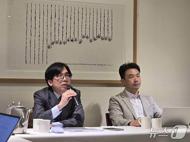 노창희 디지털산업정책연구소장과 박세진 한양대 미디어학과 교수가 12일 서울 컨퍼런스하우스달개비에서 기자들의 질문에 답하고 있다. 2025.06.12 /뉴스1 ⓒNews1 양새롬 기자