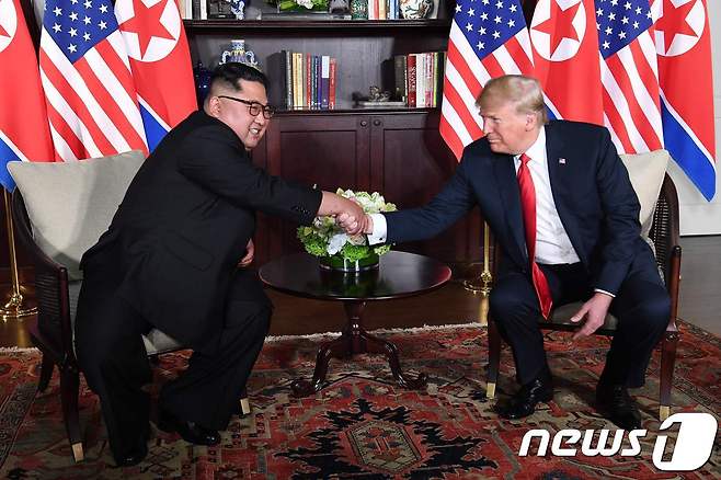 2018년 6월 12일 도널드 트럼프 미국 대통령과 김정은 북한 국무위원장이 싱가포르 센토사 섬 카펠라 호텔에서 열린 북미정상회담 중 악수를 하고 있다. ⓒ AFP=뉴스1 ⓒ News1 우동명 기자