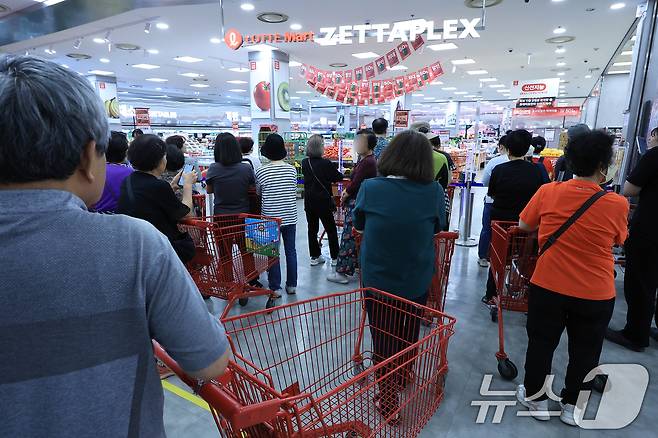 30입 계란 한 판 4,990원 단 하루 특가 행사가 열린 12일 오전 서울 중구 한강대로 롯데마트 제타플렉스 서울역점을 찾은 고객들이 마트 오픈을 기다리고 있다. 2025.6.12/뉴스1 ⓒ News1 박정호 기자
