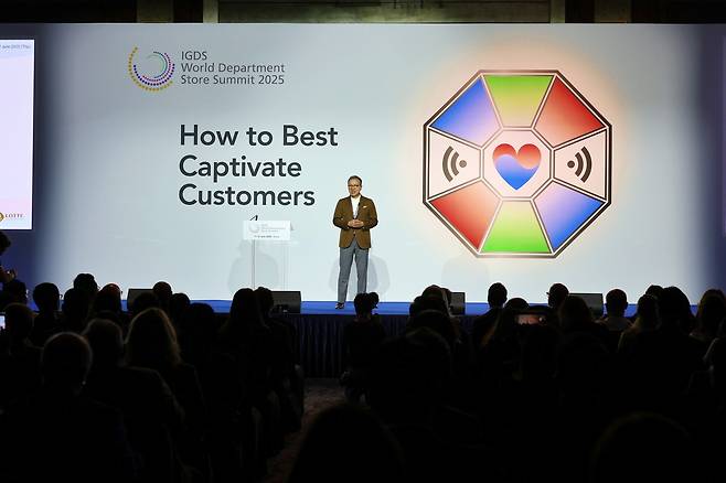 정준호 롯데백화점 대표가 12일 서울 롯데호텔에서 열린 세계 최대 백화점 미래전략 포럼인 '제16회 IGDS 월드 백화점 서밋'에서 강연하고 있다(롯데백화점 제공).