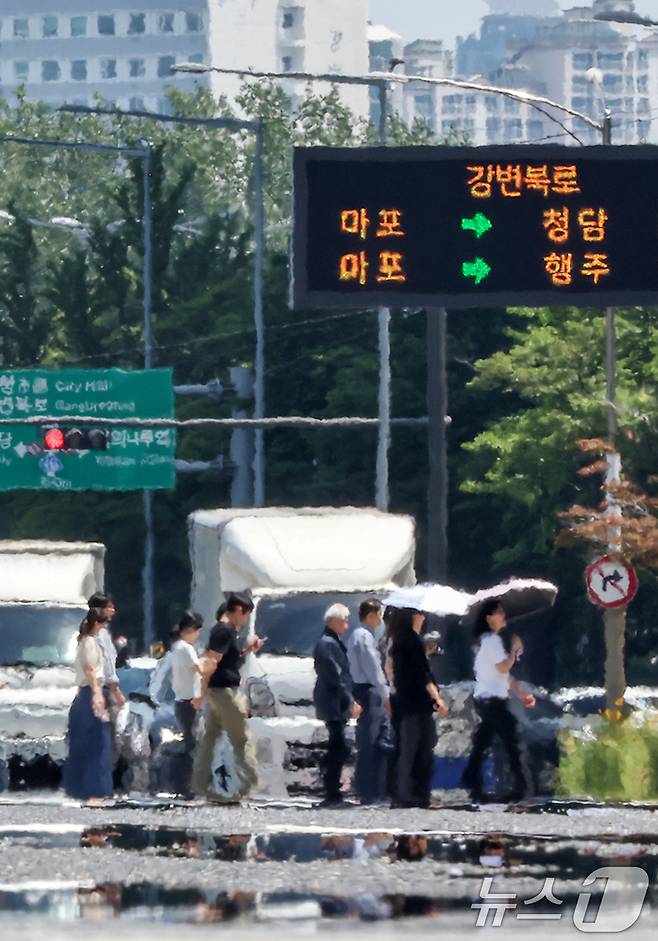 서울 지역 낮 최고기온이 31도까지 올라 초여름 더위가 찾아온 12일 서울 영등포구 여의도 여의대로 일대 뜨겁게 달궈진 아스팔트 위로 아지랑이가 피어오르고 있다. 2025.6.12/뉴스1 ⓒ News1 민경석 기자