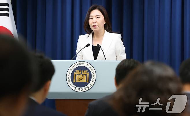 강유정 대통령실 대변인이 12일 서울 용산구 대통령실 청사에서 '3대 특검법안' 관련 브리핑을 하고 있다. 2025.6.12/뉴스1 ⓒ News1 허경 기자