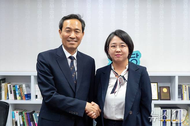 용혜인 기본소득당 대표가 12일 오후 서울 여의도 국회를 찾은 우상호 대통령실 정무수석을 접견하며 악수하고 있다. (기본소득당 제공 재판매 및 DB금지) 2025.6.12/뉴스1