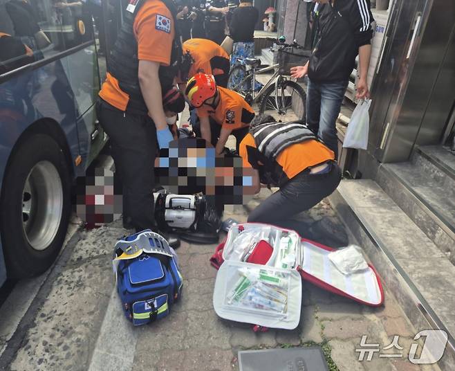 보령 대천동 버스 정류장 사고 현장. (보령소방서 제공, 재판매 및 DB금지) / 뉴스1