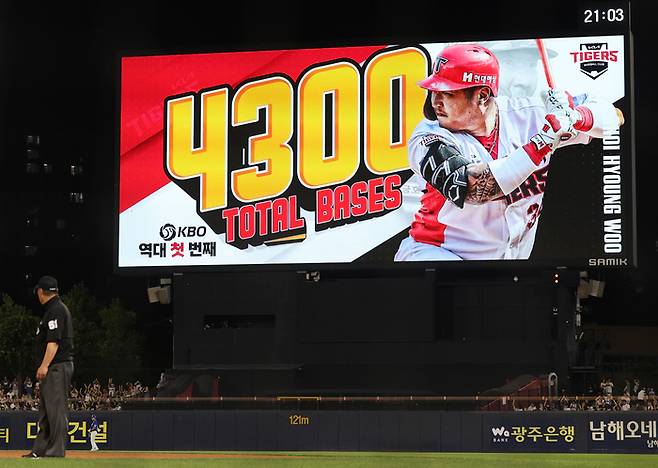KIA 최형우가 11일 광주-기아 챔피언스 필드에서 열린 2025 KBO리그 삼성전에서 7회말 중전 안타를 때리며 통산 4300루타를 달성했다. 사진 | 광주=연합뉴스
