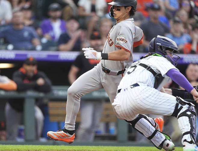 이정후가 12일(한국시간) 미국 콜로라도주 덴버 쿠어스 필드에서 열린 2025 메이저리그(ML) 정규시즌 콜로라도전 3회 윌리 아다메스 희생플라이로 득점하고 있다. 사진 | AP 연합뉴스