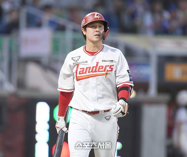 SSG 최정이 4일 인천SSG랜더스필드에서 열린 2025 KBO리그 삼성과 경기 5회말 2사 헛스윙 삼진을 당한 후 아쉬워하고 있다. 문학 | 최승섭기자 thunder@sportsseoul.com