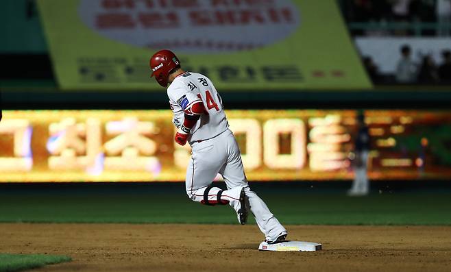 SSG 최정이 13일 인천SSG랜더스필드에서 열린 2025 KBO리그 정규시즌 NC전 6회말 홈런을 친 후 베이스를 돌고 있다. 사진 | SSG 랜더스