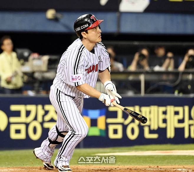 LG 박동원이 12일 서울 잠실구장에서 열린 2025 KBO리그 SSG와 경기 5회말 2사2,3루 2타점 2루타를 친 후 타구를 바라보고 있다. 잠실 | 최승섭기자 thunder@sportsseoul.com