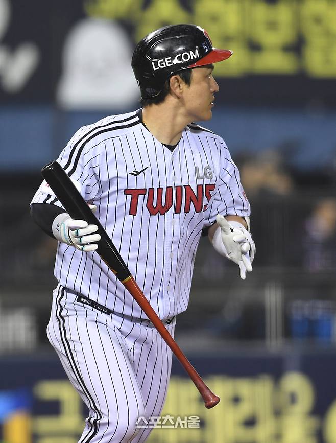 LG 박동원이 15일 잠실구장에서 열린 2025 KBO리그 키움과의 경기 8회말 무사 키움 오석주를 상대로 솔로 홈런을 친 뒤 타구를 바라보고 있다. 박동원의 시즌 11호 홈런. 잠실 | 박진업 기자 upandup@sportsseoul.com