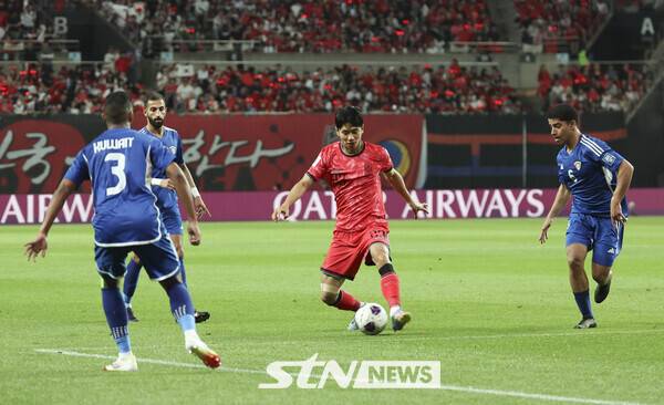 10일 서울 마포구 서울월드컵경기장에서 열린 2026 국제축구연맹(FIFA) 북중미월드컵 아시아 3차 예선 한국과 쿠웨이트의 경기, 한국 전진우가 드리블을 하고 있다. 사진┃뉴시스