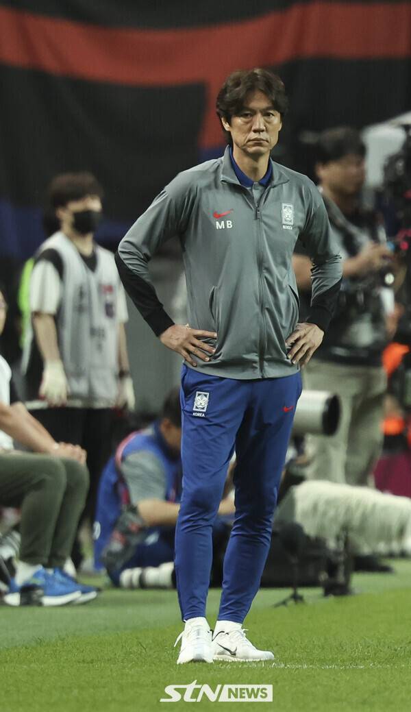 10일 서울 마포구 서울월드컵경기장에서 열린 2026 국제축구연맹(FIFA) 북중미월드컵 아시아 3차 예선 한국과 쿠웨이트의 경기, 홍명보 축구대표팀 감독이 경기를 지켜보고 있다. 사진┃뉴시스