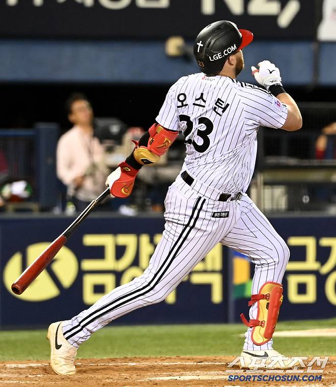 파울 타구를 날린 오스틴의 방망이가 부러지고