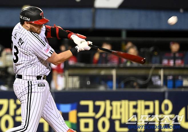 이로운의 몸쪽 높은 직구를 기다렸다는 듯 걷어올린 오스틴