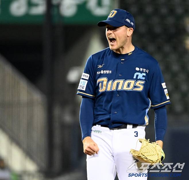24일 잠실야구장에서 열린 NC와 LG의 경기, 4회말 2사 1루 NC 라일리가 LG 박동원을 스트라이크 아웃 낫아웃 처리하며 환호하고 있다. 잠실=허상욱 기자wook@sportschosun.com/2025.04.24/